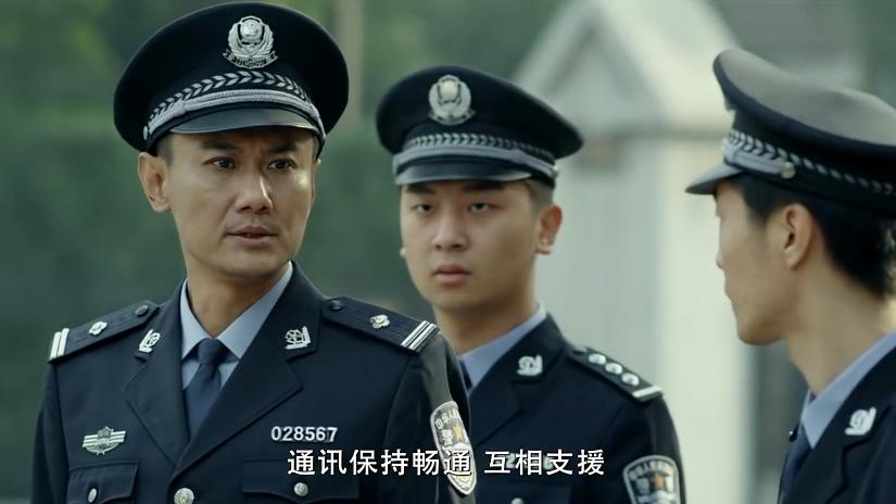 看见: 逃犯使用的是六四式手枪, 办案警察全把枪换成九二式手枪