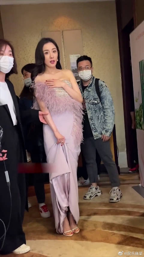 杨幂# 这个身材足以称为内娱颜值天花板了...