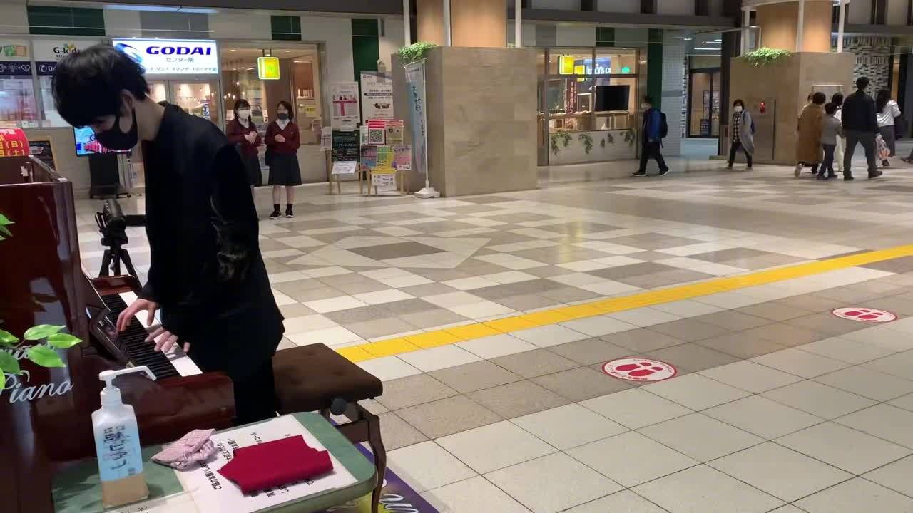 日本街头钢琴家弹奏EVA主题曲 路人即兴入场四手联弹