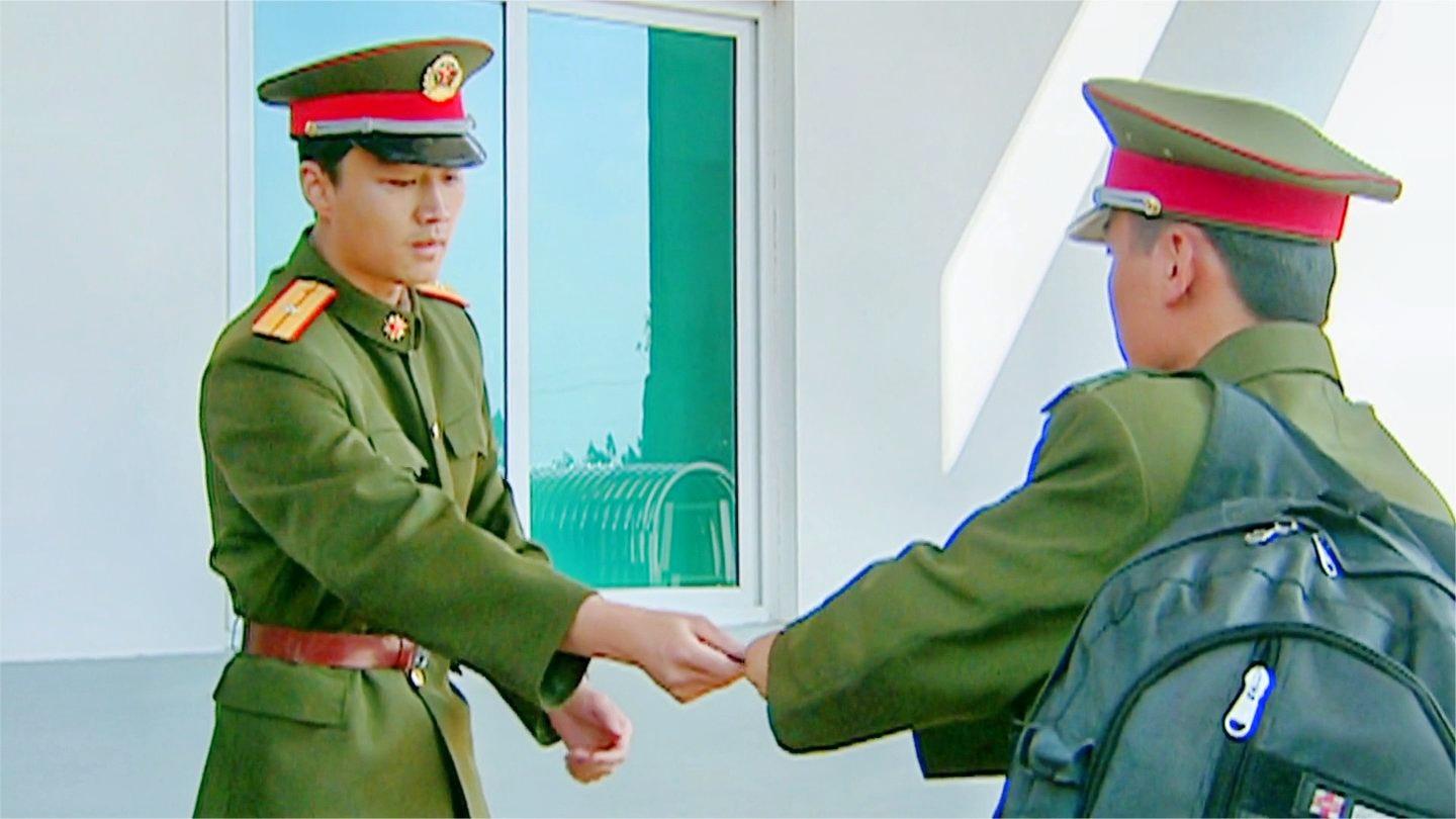 影视: 门卫检查特种兵证件, 一看部队番号, 瞬间察觉他身份不简单