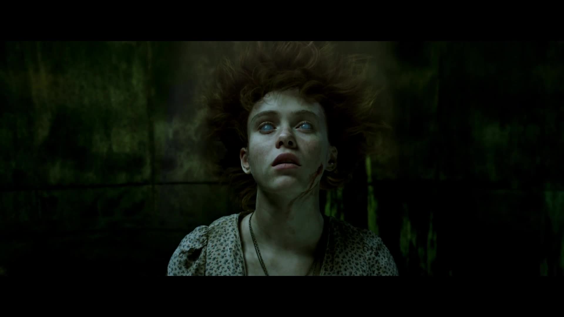 男子拥有神奇放大镜放大一根火腿肠能吃好几天一部奇幻电影