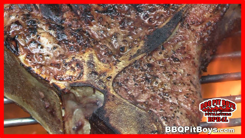 【soso字幕】美国佬土豪BBQ吃法 引火桶烤T骨牛排 @Sofronio