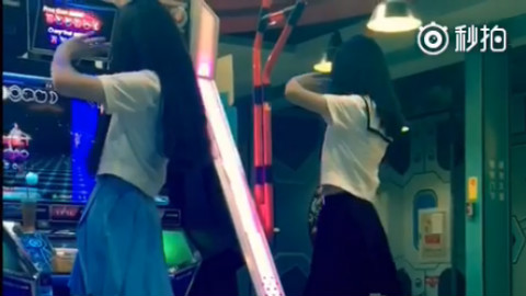 在电玩城两个一起玩跳舞机的校服美少女萌妹子!!!