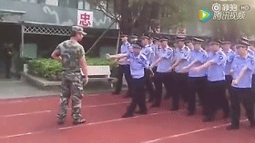 粤语配音版军训,广东人听到都会笑,小排头!你不止慢半拍!你还同手同脚
