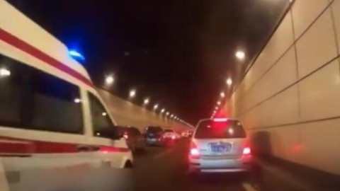 不要总是羡慕国外 看看国内司机是怎么给救护车让道的!