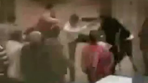 小混混碰瓷遇上拳击手,一群人被打残!