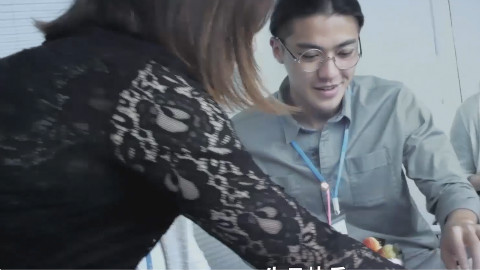 我叫仲尼。身高183,体重80公斤,肌肉非常大。很高兴认识你。