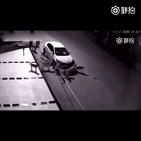 司机惹恼土狗,土狗叫来一帮好兄弟,直接把车给拆了!