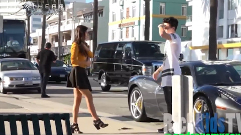 【街头恶搞】国外拜金女测试 瞬间打脸