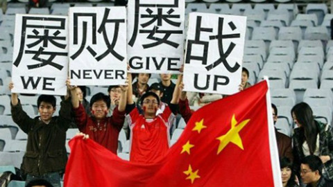 主持人:让我们听听现场球迷的心声球迷:RNM退钱