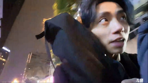 【街头尬唱】和新交的男朋友体验第一次卖唱,美滋滋【卖血哥】