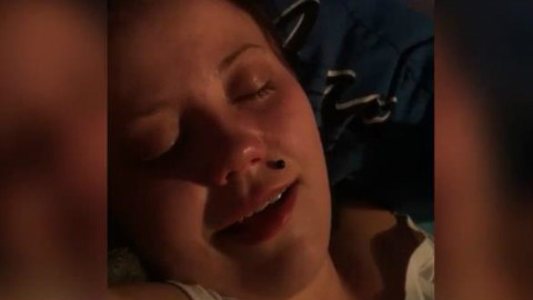 一位网友在睡梦中被女朋友的笑声吵醒了,然后就录下了自己女朋友笑成二傻子的样子,准备问问到底梦到了啥