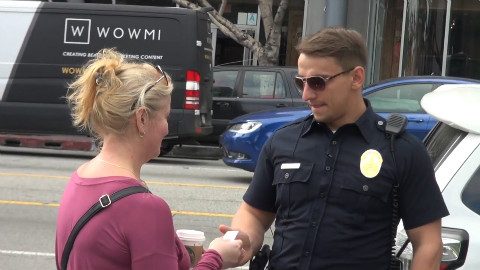 【恶作剧】警察竟然在大街上剪掉路人的身份证,惊煞路人