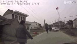 车主路遇村霸暴力拦车,愤怒之下直接碾压砸车人