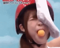 臭袜子从美少女们的脸上划过!