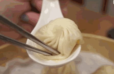 老外吃小笼包,幸福得要哭出来:发明者应获诺贝尔奖!