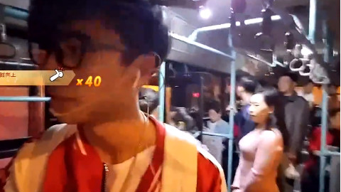 卖血哥在公车上演唱《一起摇摆》,唱得太惊艳了,就是有点羞耻!