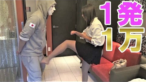 【面具男】【中文字幕】和富家女玩SM游戏!!踢一下弟弟给你一万日圆你愿意吗!!【无尾熊翻译】