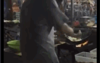 这哥们太敬业了,炒饭也要如此认真!这炒饭一定会发光!