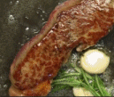 黄油焖煎的肋眼牛排,里面居然是粉红色的
