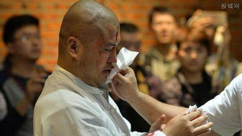 这位解说大哥没谁了,雷雷都被黑出翔