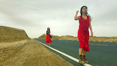 红裙女孩。