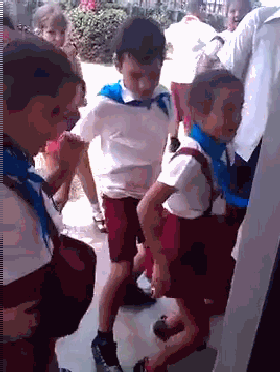 一言不合,小学生就地蜜汁尬舞