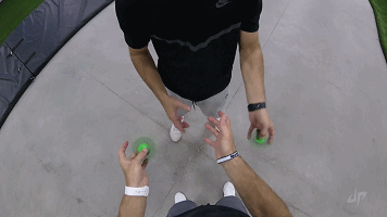 指尖陀螺的正确使用方式?老外教你各种超酷的指尖陀螺玩法