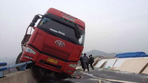 雨天跑高速大货车突然失控小轿车捏了一把汗 吓坏了