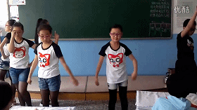 黑丝萝莉小学生们 在教室里表演节目