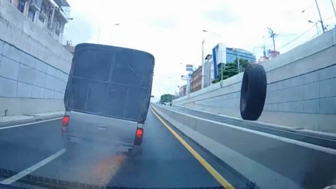 货车过桥洞尴尬一幕惊呆了后车 后轮比前轮跑的还快