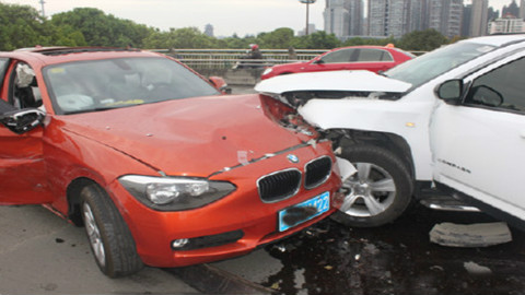 又是油门当刹车踩这位女司机撞了四辆车 赔钱扎心的疼