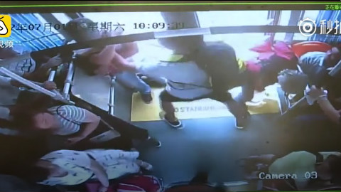 监拍:男子公交行窃,被小伙当场暴打