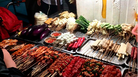 【成都美食】深夜11点成都夜市小吃.....炒面、炒米、烤菜、烤肉