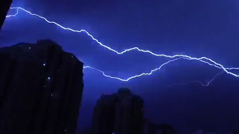感受一下长春的闪电,大雨。