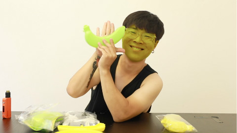 给香蕉戴套,保护它柔嫩的果肉,就算挤地铁也能够保持坚挺