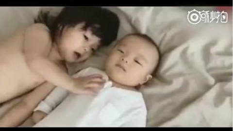姐姐唱歌哄弟弟睡觉,欲哭无泪的弟弟内心是崩溃的……