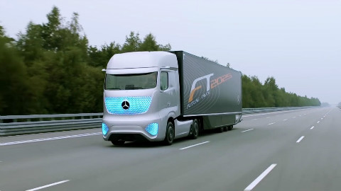 超级跑车靠边站,奔驰这辆无人驾驶卡车,将引导一场“公路革命”