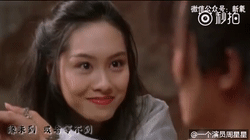 来看青霞喝酒,朱茵眨眼,邱淑贞叼牌,张敏回头、祖贤穿衣,这些美成经典的瞬间!