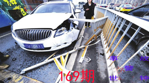 【事故警世钟】车主试驾车昂克赛拉 转弯漂移撞护栏 吓坏了销售人员169期
