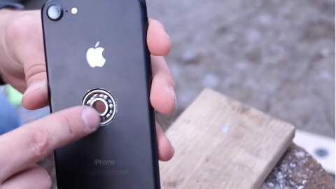 土豪!IPhone改装指尖陀螺,看起来还挺酷!