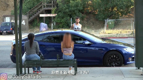 【恶作剧】小伙街头开特斯拉恶搞拜金女,美女上车后被整的好惨