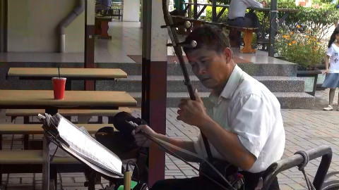 【听听音乐】街头艺人二胡演奏《白狐》───── 二胡 沈家文老師深情演奏,另一首黄昏也不错
