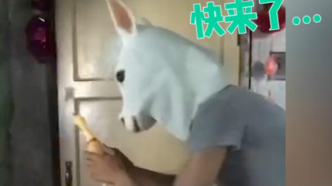【看啥视频】 小伙想用惨叫鸡整蛊亲妈,结果悲剧了!