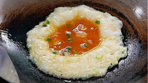 泰国街头美食,肉末鸡蛋盖饭.