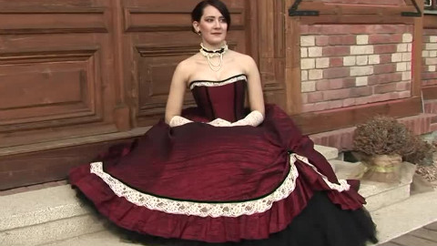 每个女生都向往的礼服!红色大裙摆corset束腰款礼服配白色长手套