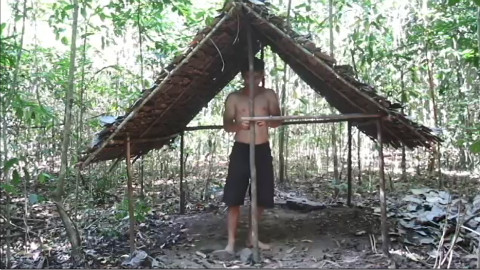 原始的生活:建造一座用树枝围成的篱笆小屋