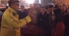 北京交警当街执法引群众掌声