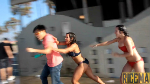 【恶作剧】小伙用洗不完的香波恶搞沙滩美女,被美女发现一阵狂虐