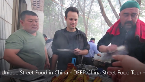 【太好了】常乐到新疆吃街头美食,烤羊腿烤羊排排队排到只剩自己一个,吃了一口就给了10分